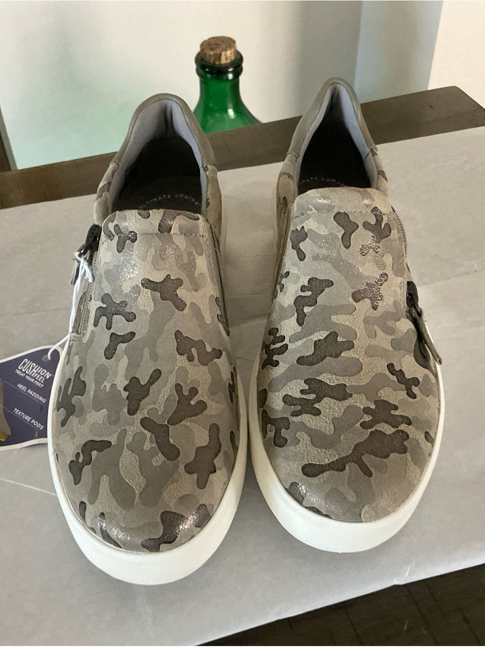 Clarks women's Shoes Slip On Layton Step Sneaker Olive Camo Size 7M NWOB